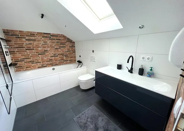 公寓 Cozy Near Center By R&l